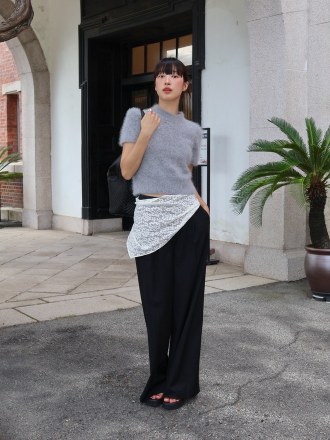 Quần đen mặc với 4 kiểu áo này là đẹp nhất, áp dụng suốt mùa đông cũng không thấy chán- Ảnh 2. Quần đen mặc với 4 kiểu áo này là đẹp nhất, áp dụng suốt mùa đông cũng không thấy chán- Ảnh 2.