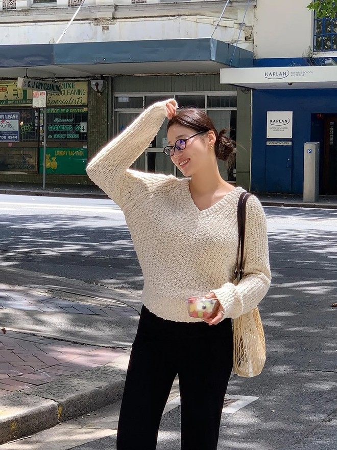 Quần đen mặc với 4 kiểu áo này là đẹp nhất, áp dụng suốt mùa đông cũng không thấy chán- Ảnh 4. Quần đen mặc với 4 kiểu áo này là đẹp nhất, áp dụng suốt mùa đông cũng không thấy chán- Ảnh 4.