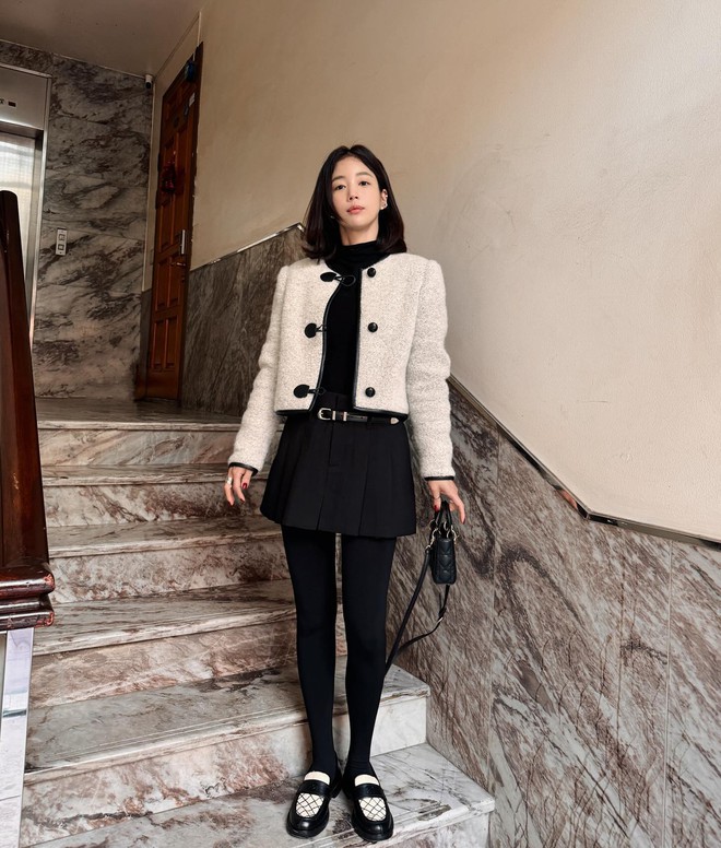 Mẫu giày trẻ như sneaker trắng nhưng thanh lịch hơn, tuổi ngoài 40 càng nên có- Ảnh 4.