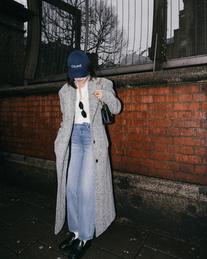 Kết hợp 4 kiểu áo khoác này với quần jeans, chị em sẽ chạm đỉnh cao sành điệu- Ảnh 8. Kết hợp 4 kiểu áo khoác này với quần jeans, chị em sẽ chạm đỉnh cao sành điệu- Ảnh 8.