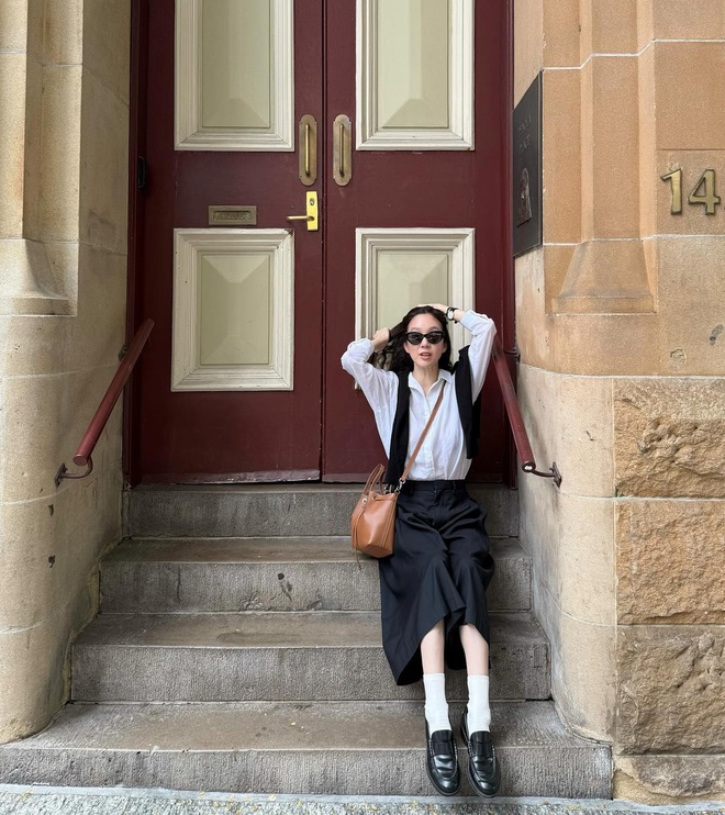 Mẫu giày trẻ như sneaker trắng nhưng thanh lịch hơn, tuổi ngoài 40 càng nên có- Ảnh 2.