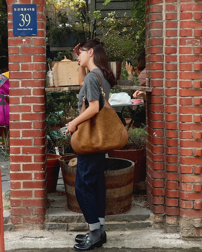 Mẫu giày trẻ như sneaker trắng nhưng thanh lịch hơn, tuổi ngoài 40 càng nên có- Ảnh 1.