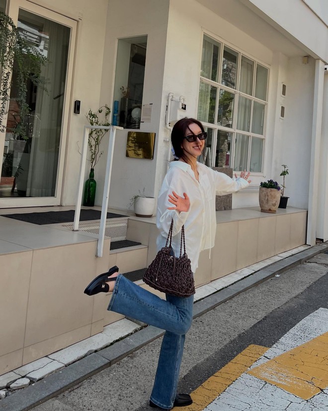 Mẫu giày trẻ như sneaker trắng nhưng thanh lịch hơn, tuổi ngoài 40 càng nên có- Ảnh 5.