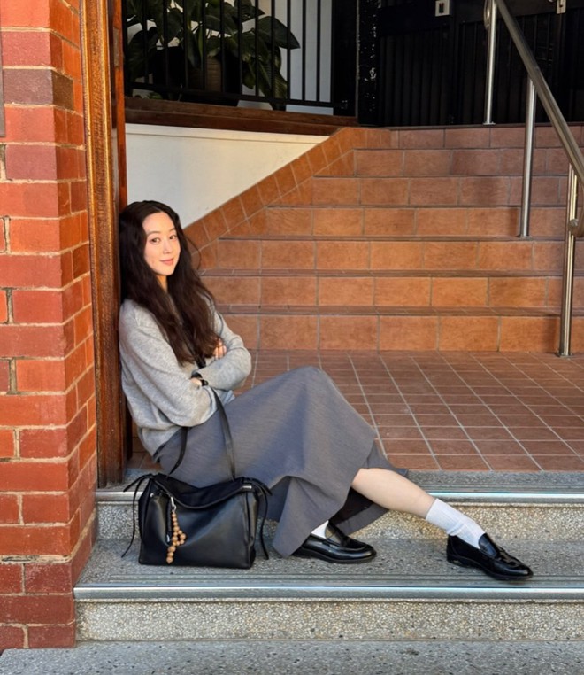 Mẫu giày trẻ như sneaker trắng nhưng thanh lịch hơn, tuổi ngoài 40 càng nên có- Ảnh 8.