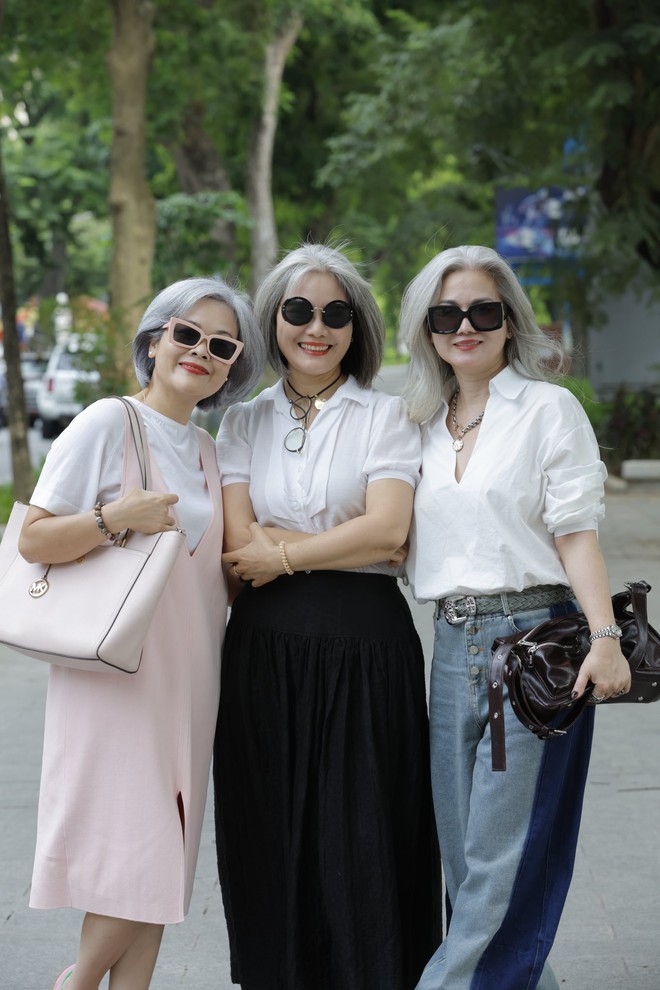 Tìm ra hội chơi tóc bạc khét nhất thủ đô, đỉnh nhất là một "chị đẹp" U60 đã đẹp còn sang- Ảnh 2.