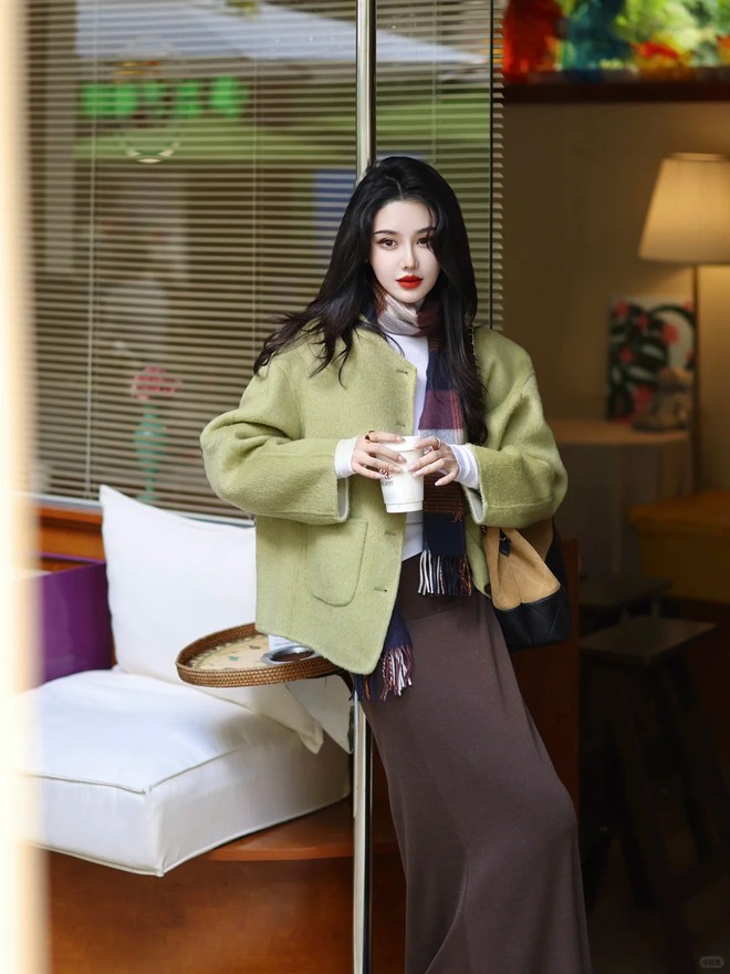 5 tông màu quyền lực giúp người tuổi Hợi hút trọn tài lộc, mặc gì cũng sang- Ảnh 2. 5 tông màu quyền lực giúp người tuổi Hợi hút trọn tài lộc, mặc gì cũng sang- Ảnh 2.