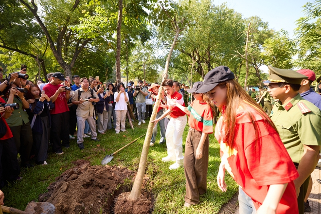 Hoà Minzy, Phạm Quỳnh Anh cùng tham gia buổi lễ trồng cây "Thành phố nở hoa", nhưng spotlight thuộc về 1 Anh Trai- Ảnh 3.