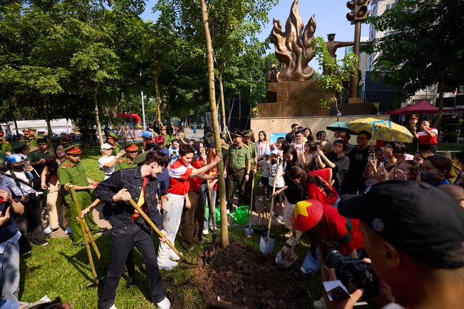 Hoà Minzy, Phạm Quỳnh Anh cùng tham gia buổi lễ trồng cây "Thành phố nở hoa", nhưng spotlight thuộc về 1 Anh Trai- Ảnh 4.