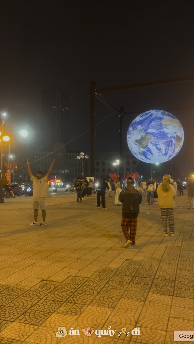 [Clip] Xuất hiện quả địa cầu đường kính 7 mét tại Hồ Tây, dân tình ồ ạt kéo tới chụp ảnh- Ảnh 7.