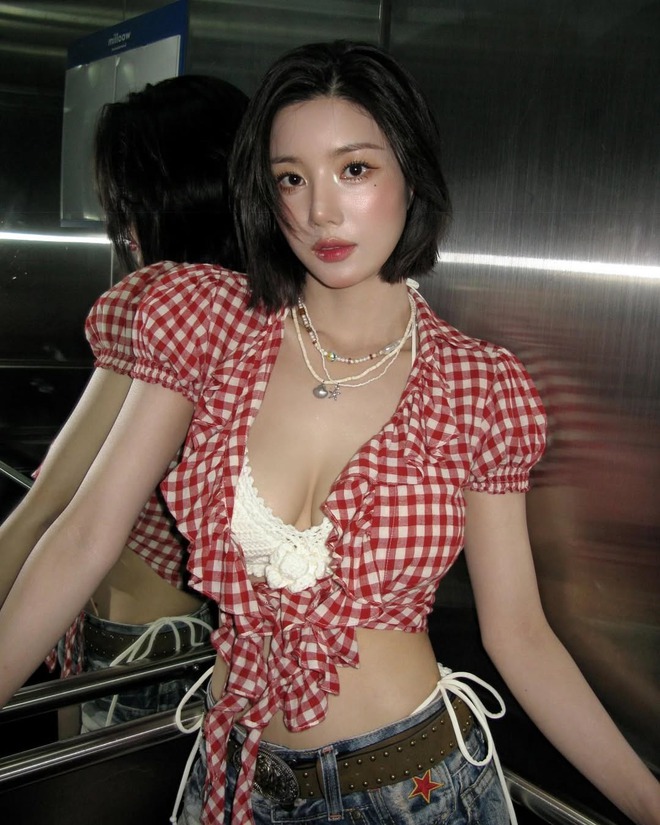 Body khét lẹt của nữ hoàng WATERBOMB Kwon Eunbi: Nhìn vòng 1 mà "ná thở", xem đến vòng 2 càng sững sờ tột độ- Ảnh 4. Body khét lẹt của nữ hoàng WATERBOMB Kwon Eunbi: Nhìn vòng 1 mà "ná thở", xem đến vòng 2 càng sững sờ tột độ- Ảnh 4.