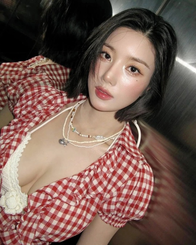 Body khét lẹt của nữ hoàng WATERBOMB Kwon Eunbi: Nhìn vòng 1 mà "ná thở", xem đến vòng 2 càng sững sờ tột độ- Ảnh 3. Body khét lẹt của nữ hoàng WATERBOMB Kwon Eunbi: Nhìn vòng 1 mà "ná thở", xem đến vòng 2 càng sững sờ tột độ- Ảnh 3.