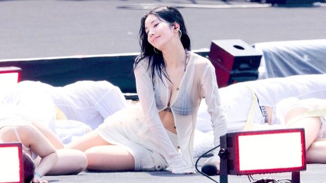 Body khét lẹt của nữ hoàng WATERBOMB Kwon Eunbi: Nhìn vòng 1 mà "ná thở", xem đến vòng 2 càng sững sờ tột độ- Ảnh 12. Body khét lẹt của nữ hoàng WATERBOMB Kwon Eunbi: Nhìn vòng 1 mà "ná thở", xem đến vòng 2 càng sững sờ tột độ- Ảnh 12.