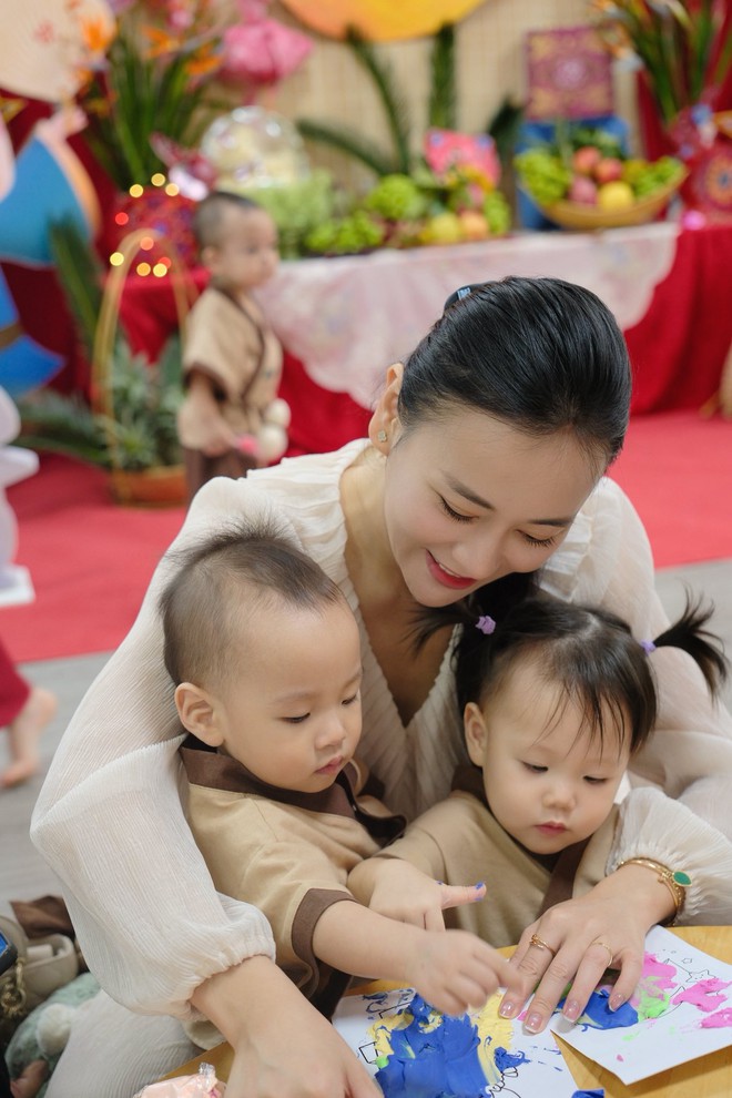 Đỗ Phương Oanh hạnh phúc đón Trung thu bên cặp song sinh đáng yêu - Ảnh 4.