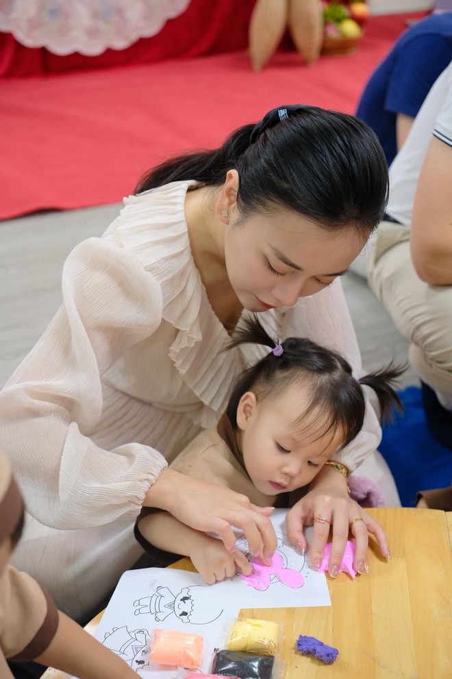 Đỗ Phương Oanh hạnh phúc đón Trung thu bên cặp song sinh đáng yêu - Ảnh 5.