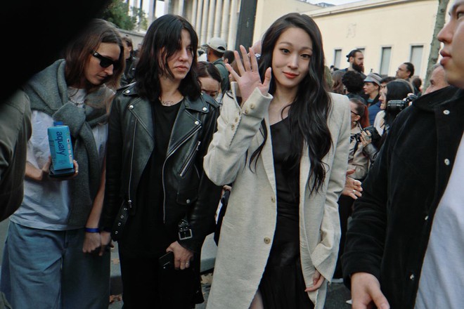“Công chúa Samsung" gây chú ý tại fashion week, netizen sốc vì giống y bà ngoại quyền lực- Ảnh 10.