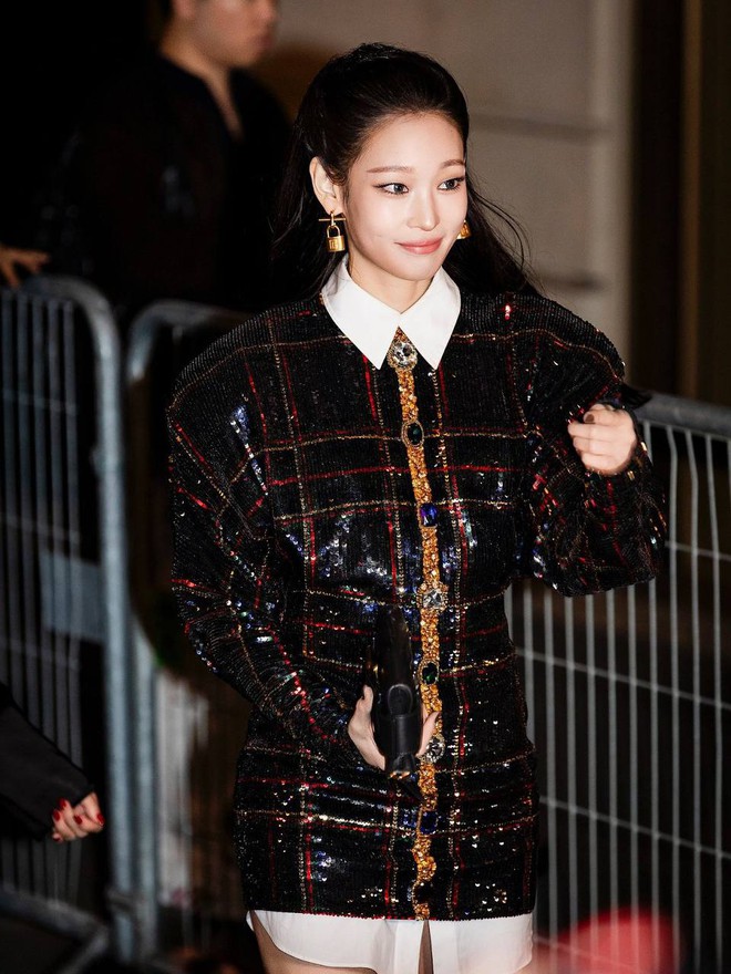 “Công chúa Samsung" gây chú ý tại fashion week, netizen sốc vì giống y bà ngoại quyền lực- Ảnh 2.