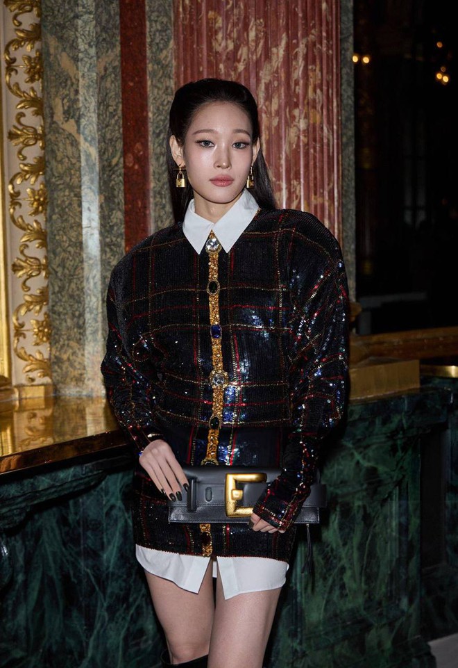 “Công chúa Samsung" gây chú ý tại fashion week, netizen sốc vì giống y bà ngoại quyền lực- Ảnh 3.