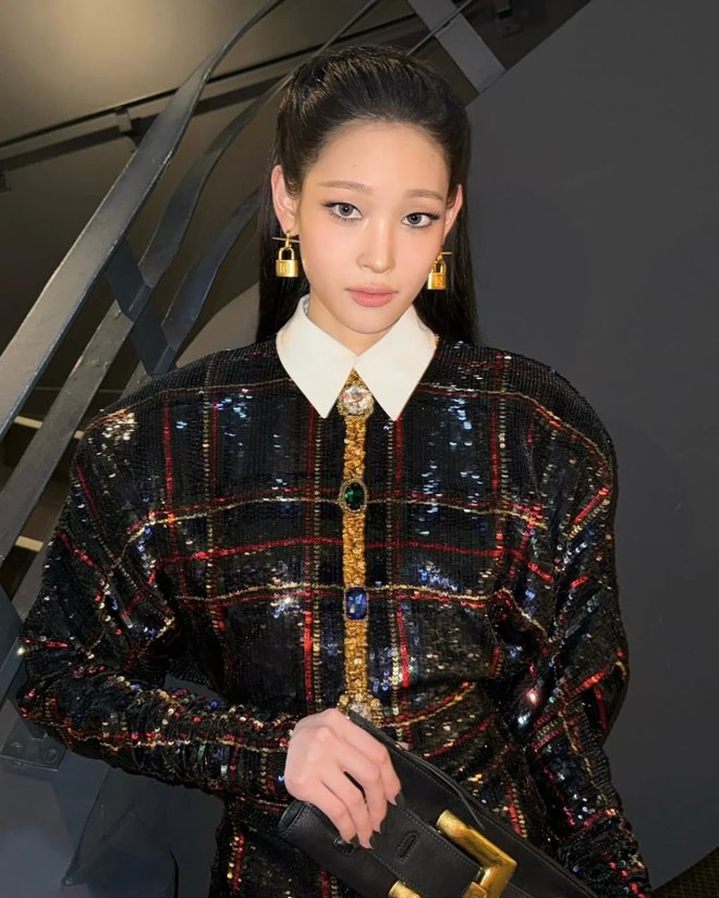 “Công chúa Samsung" gây chú ý tại fashion week, netizen sốc vì giống y bà ngoại quyền lực- Ảnh 5.