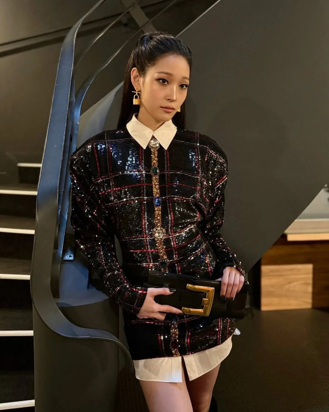 “Công chúa Samsung" gây chú ý tại fashion week, netizen sốc vì giống y bà ngoại quyền lực- Ảnh 4.