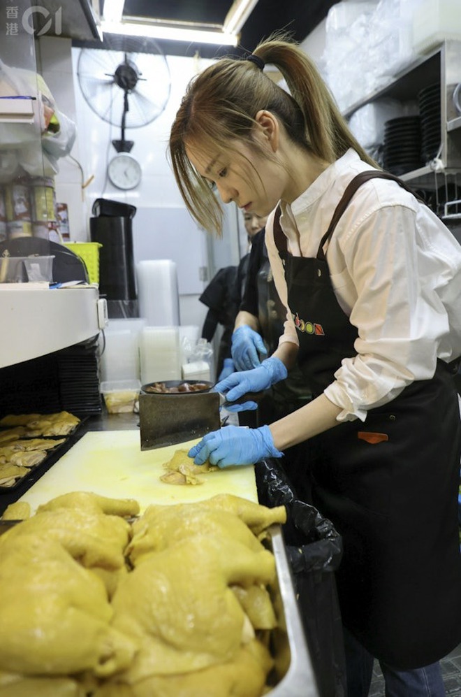 Mỹ nhân showbiz tháo chạy khỏi bạn trai giám đốc, giờ đi rửa chén làm phục vụ kiếm sống- Ảnh 5. Mỹ nhân showbiz tháo chạy khỏi bạn trai giám đốc, giờ đi rửa chén làm phục vụ kiếm sống- Ảnh 5.