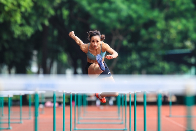 Hotgirl điền kinh khoe cơ bụng 6 múi, “mướt mồ hôi” trên đường đua SEA Games 33- Ảnh 9.