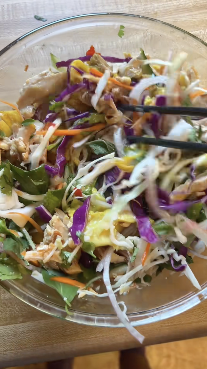 Người Việt “ngả mũ” khi thấy khách Tây tự tay làm món gỏi này dù chưa từng nếm thử- Ảnh 6. Người Việt “ngả mũ” khi thấy khách Tây tự tay làm món gỏi này dù chưa từng nếm thử- Ảnh 6.