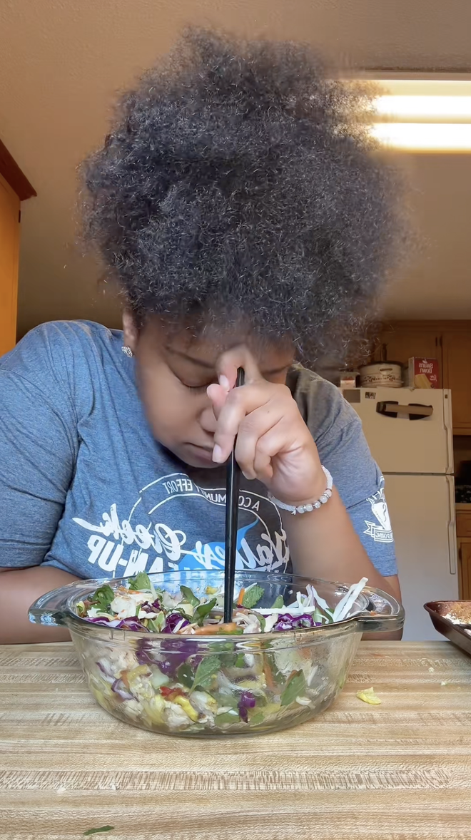 Người Việt “ngả mũ” khi thấy khách Tây tự tay làm món gỏi này dù chưa từng nếm thử- Ảnh 7. Người Việt “ngả mũ” khi thấy khách Tây tự tay làm món gỏi này dù chưa từng nếm thử- Ảnh 7.