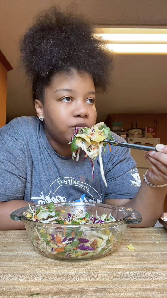 Người Việt “ngả mũ” khi thấy khách Tây tự tay làm món gỏi này dù chưa từng nếm thử- Ảnh 8. Người Việt “ngả mũ” khi thấy khách Tây tự tay làm món gỏi này dù chưa từng nếm thử- Ảnh 8.