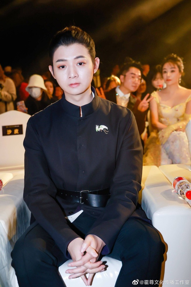 1 sao nam bị đài truyền hình Hồ Nam cắt sóng, làm mờ mặt trong show Anh Trai Vượt Ngàn Chông Gai xứ Trung- Ảnh 2. 1 sao nam bị đài truyền hình Hồ Nam cắt sóng, làm mờ mặt trong show Anh Trai Vượt Ngàn Chông Gai xứ Trung- Ảnh 2.