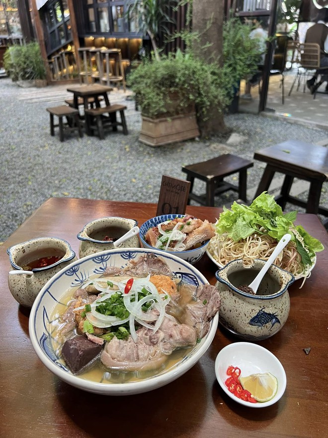 Á hậu Quỳnh Châu mới về làm dâu nhà giàu, ai ngờ mẹ đẻ lại làm thế này- Ảnh 4. Á hậu Quỳnh Châu mới về làm dâu nhà giàu, ai ngờ mẹ đẻ lại làm thế này- Ảnh 4.