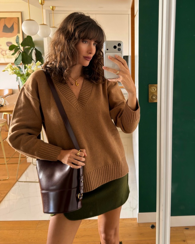 Phụ nữ Pháp mặc áo len đơn giản mà vẫn sang là vì họ ưu ái 5 kiểu dáng này- Ảnh 2.