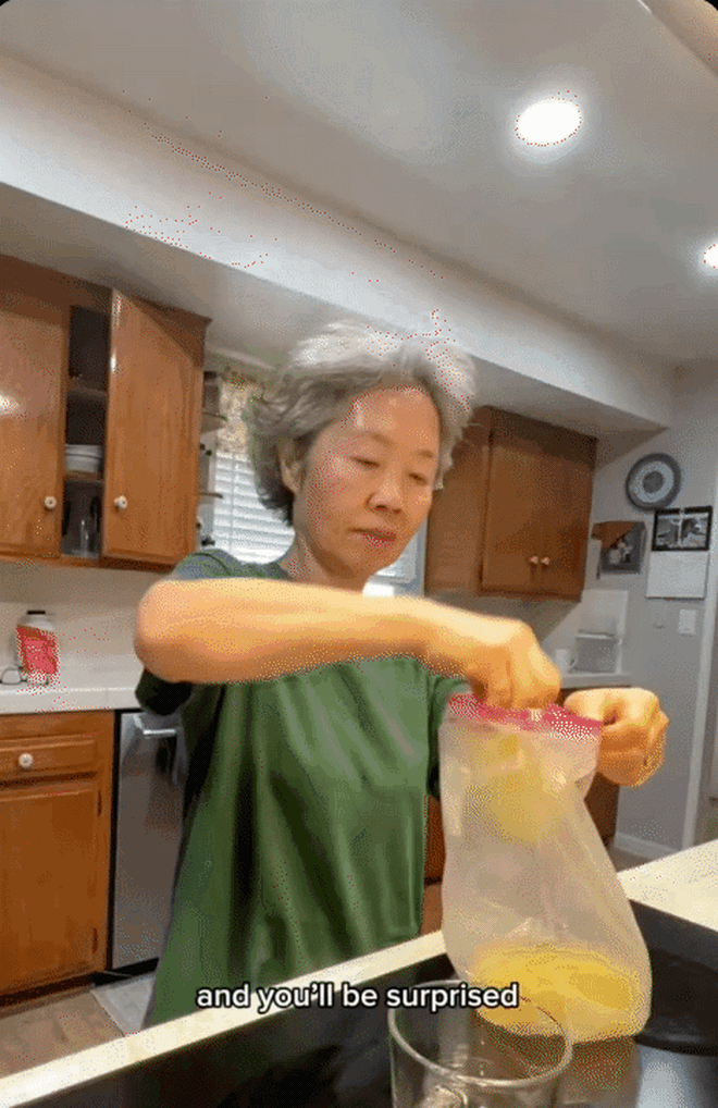 Mê mẩn làn da tuổi U70 của mẹ tôi: Bí quyết được cất trong tủ lạnh, sáng nào bà cũng mang ra dùng- Ảnh 5.