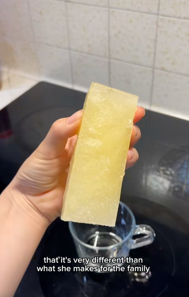 Mê mẩn làn da tuổi U70 của mẹ tôi: Bí quyết được cất trong tủ lạnh, sáng nào bà cũng mang ra dùng- Ảnh 6.