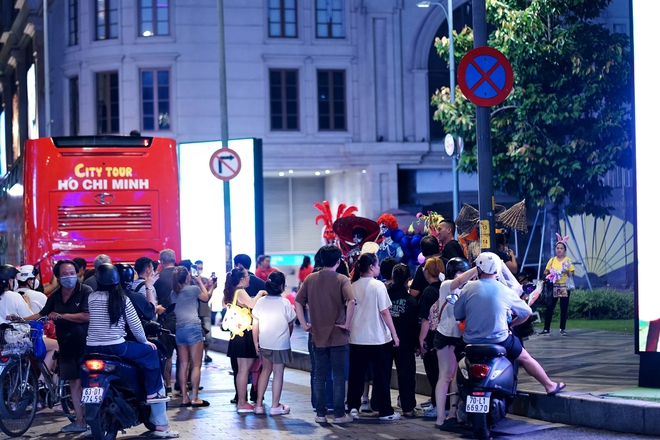 Video: Giới trẻ TP.HCM chi tới 10 triệu/người để hoá trang Halloween- Ảnh 8. Video: Giới trẻ TP.HCM chi tới 10 triệu/người để hoá trang Halloween- Ảnh 8.