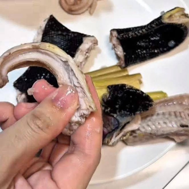 Mẹ bỉm khiến dân tình sợ xanh mặt khi chia sẻ "kinh nghiệm" cho con ăn dặm bằng thứ này- Ảnh 4.