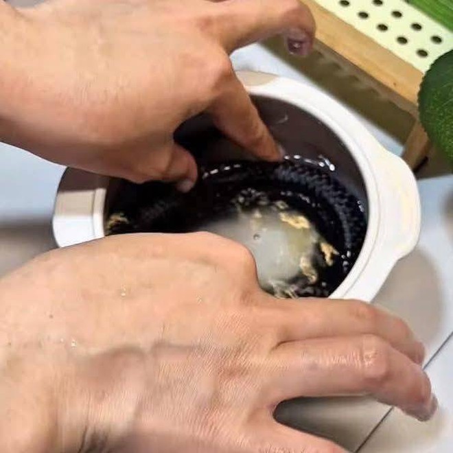 Mẹ bỉm khiến dân tình sợ xanh mặt khi chia sẻ "kinh nghiệm" cho con ăn dặm bằng thứ này- Ảnh 2.
