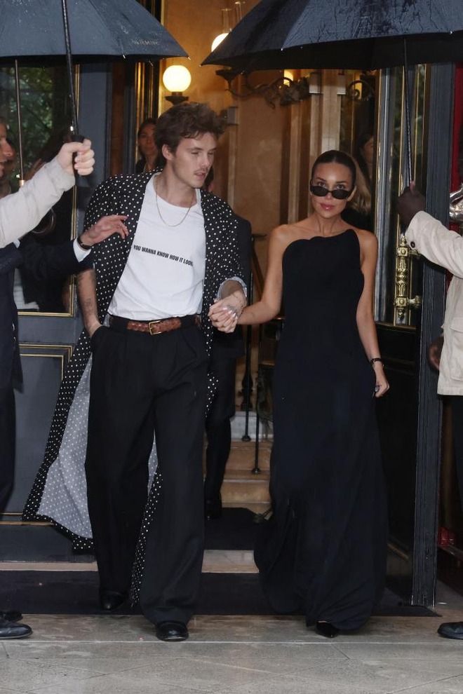 Nhà Beckham kéo nhau đi "trẩy hội" Paris Fashion Week, vợ chồng con cả bất hiếu bị gạt bỏ ê chề- Ảnh 3.