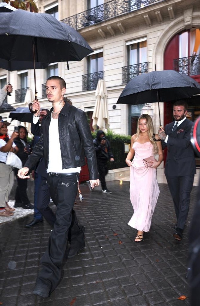 Nhà Beckham kéo nhau đi "trẩy hội" Paris Fashion Week, vợ chồng con cả bất hiếu bị gạt bỏ ê chề- Ảnh 2.