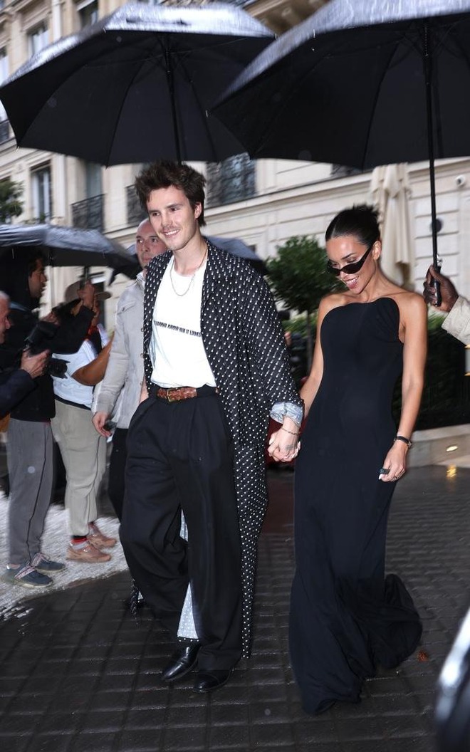 Nhà Beckham kéo nhau đi "trẩy hội" Paris Fashion Week, vợ chồng con cả bất hiếu bị gạt bỏ ê chề- Ảnh 4.