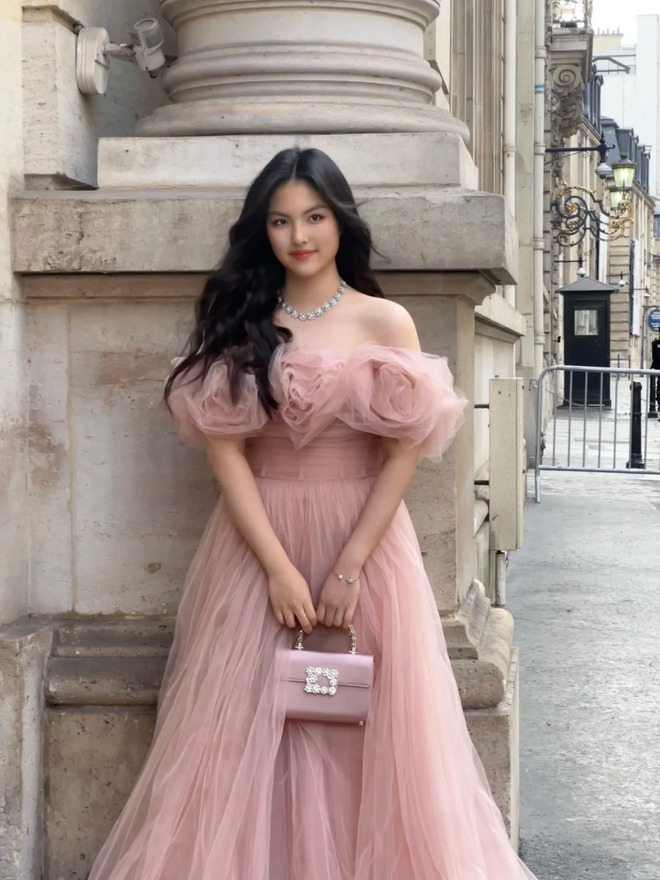 Gam hồng phong thủy và “hiệu ứng tỏa sáng” của ái nữ MC giàu bậc nhất showbiz- Ảnh 2.