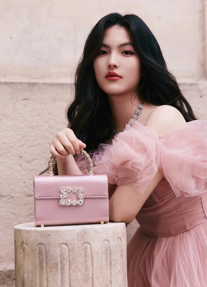 Gam hồng phong thủy và “hiệu ứng tỏa sáng” của ái nữ MC giàu bậc nhất showbiz- Ảnh 4.