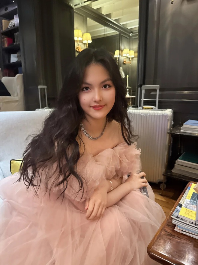 Gam hồng phong thủy và “hiệu ứng tỏa sáng” của ái nữ MC giàu bậc nhất showbiz- Ảnh 8.