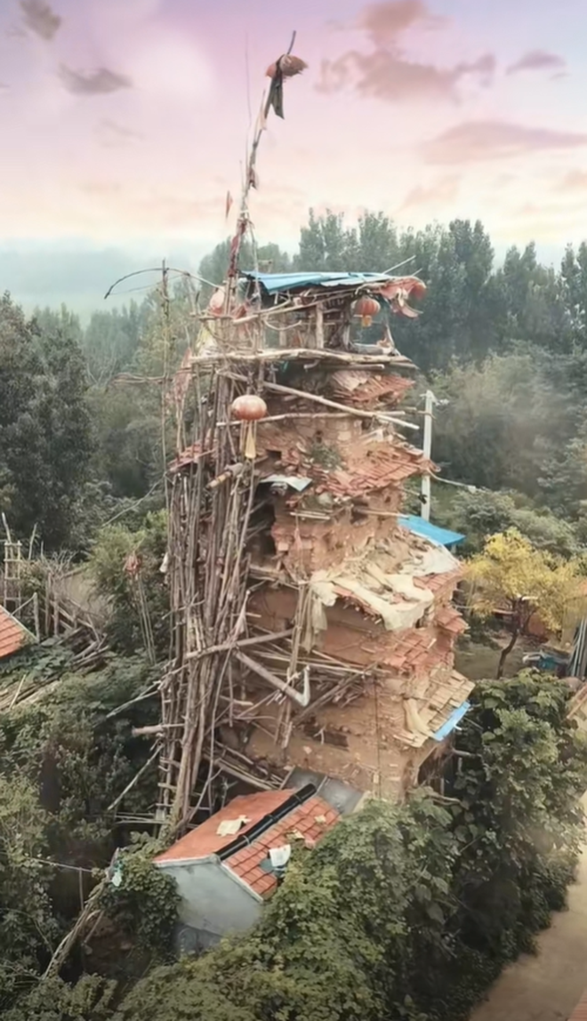 "Lâu đài kỳ dị" 7 tầng, cao 18m, xây bằng quần áo rách của gã điên cất giấu nhiều đau thương- Ảnh 1.
