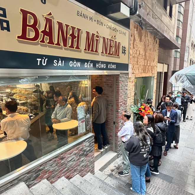 Tạ Đình Phong và Nghê Ni cùng mê tiệm bánh mì Việt giá tận 300k, bán 1000 ổ/ngày- Ảnh 13.