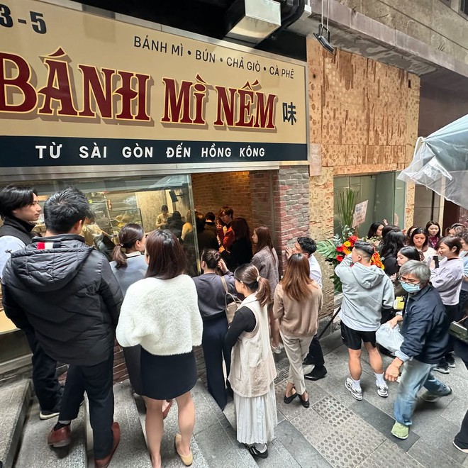 Tạ Đình Phong và Nghê Ni cùng mê tiệm bánh mì Việt giá tận 300k, bán 1000 ổ/ngày- Ảnh 12.