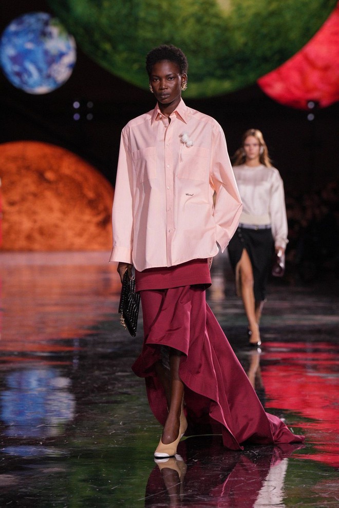 Chanel vừa tới một thiên hà mới với màn debut của Matthieu Blazy- Ảnh 4.