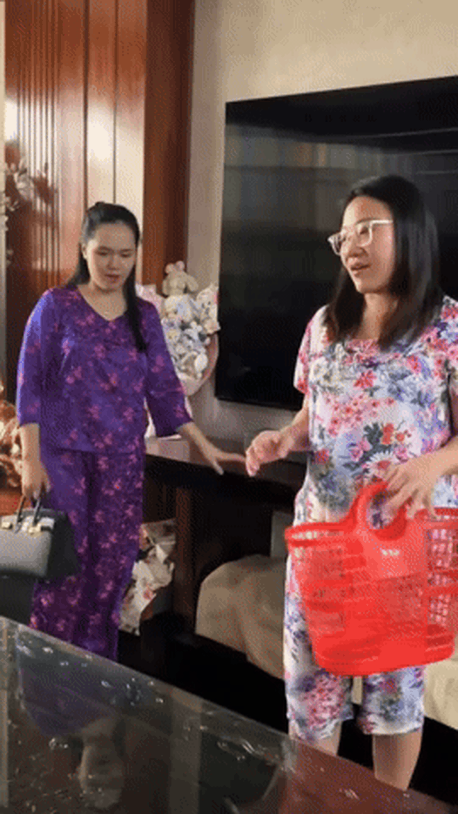 Vợ Duy Mạnh mặc đồ như "bà thím", may có túi hiệu trăm triệu "cứu" lại, tâm sự ngày mưa ngập gây chú ý- Ảnh 2.
