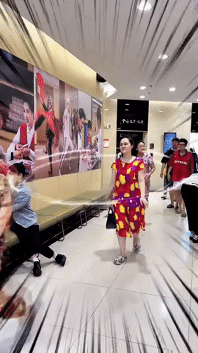 Vợ Duy Mạnh mặc đồ như "bà thím", may có túi hiệu trăm triệu "cứu" lại, tâm sự ngày mưa ngập gây chú ý- Ảnh 3.