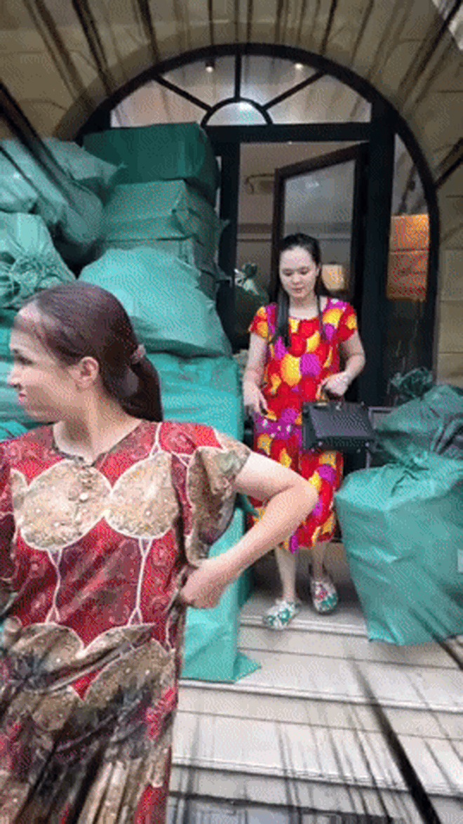 Vợ Duy Mạnh mặc đồ như "bà thím", may có túi hiệu trăm triệu "cứu" lại, tâm sự ngày mưa ngập gây chú ý- Ảnh 1.