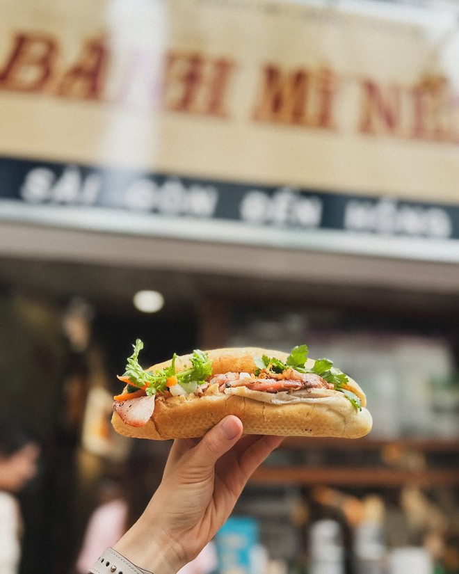 Tạ Đình Phong và Nghê Ni cùng mê tiệm bánh mì Việt giá tận 300k, bán 1000 ổ/ngày- Ảnh 14.